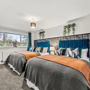 Elegant Retreat In - Garden & Parking Included Holiday home
