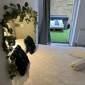 Town Centre With Hot Tub Apartment